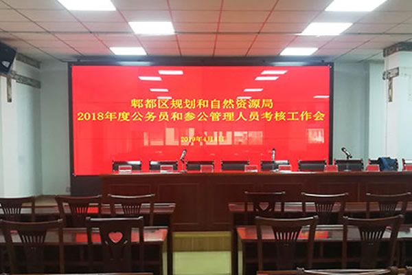 會議室使用拼接屏好還是小間距LED好？