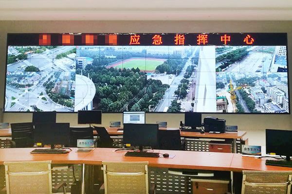 多種信息源通過(guò)什么設(shè)備輸出拼接屏？