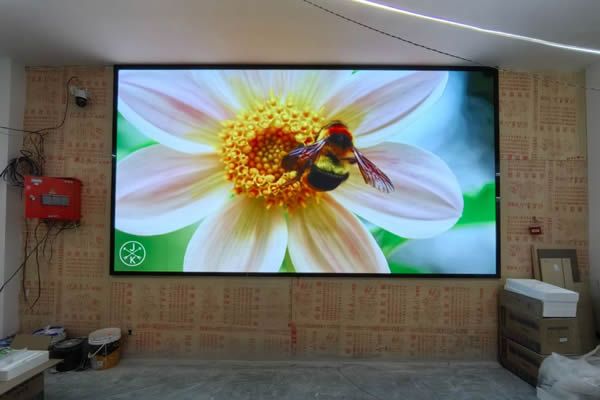 展廳使用投影機(jī)好還是LED顯示屏好，這兩種顯示大屏有什么區(qū)別